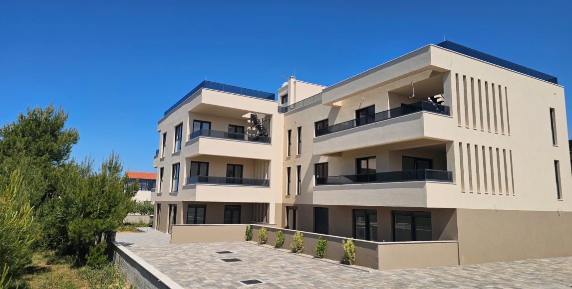 Nové moderní apartmány v 2. linii u pláže a útulné mariny
