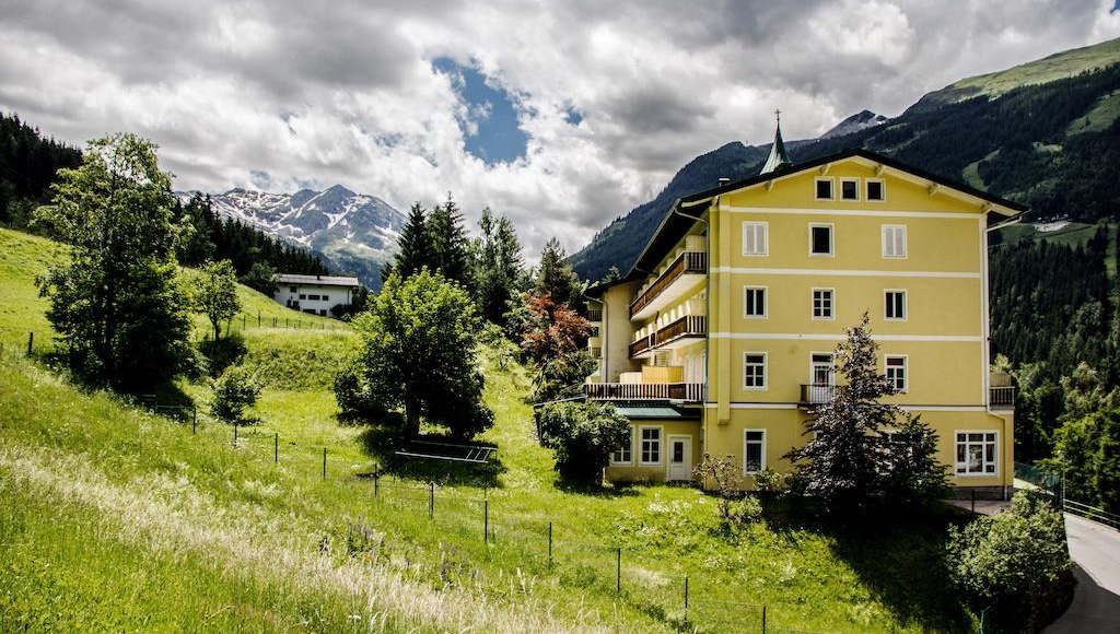 Zavedený ski-in/ski-out hotel s bohatou historií a silnou reputací