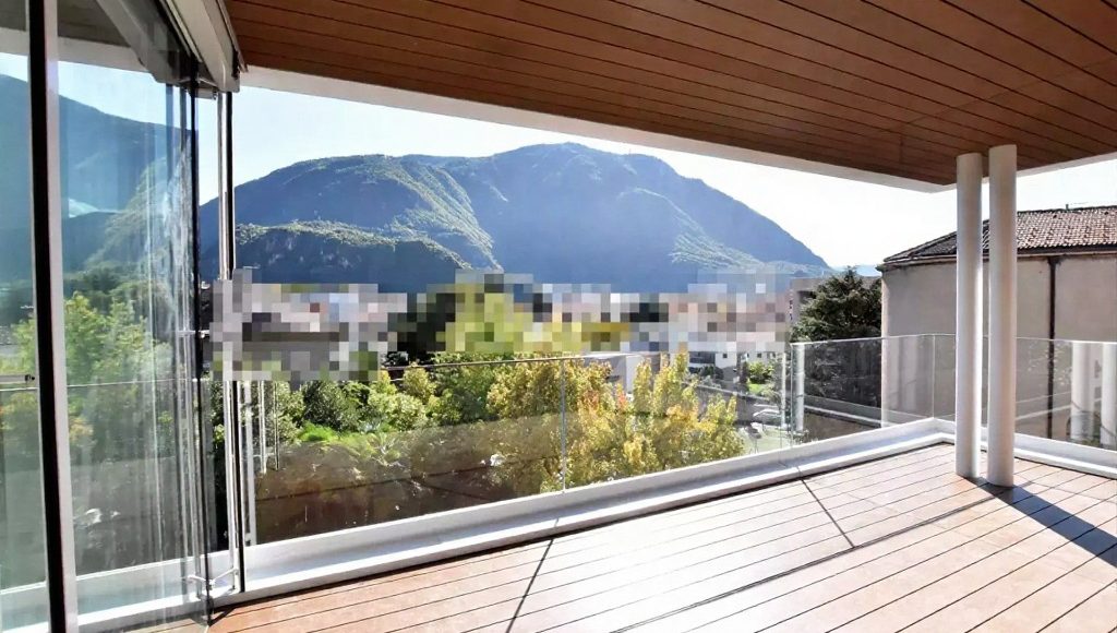 Moderní apartmán v Bolzanu s prostornou střešní terasou