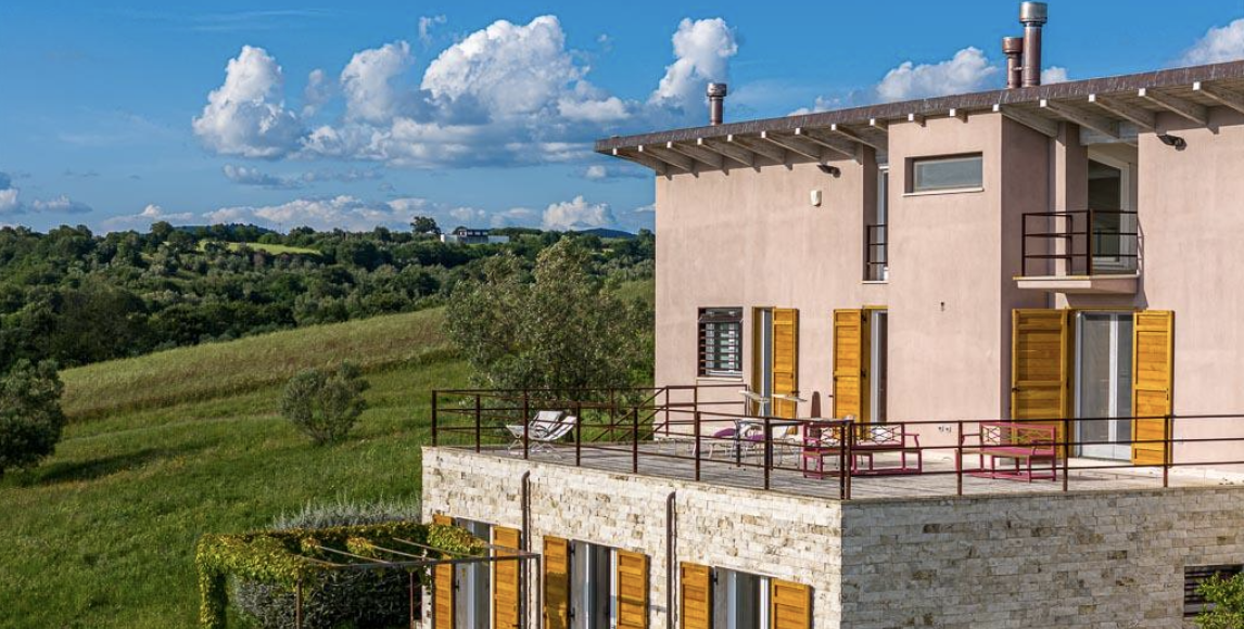 Exkluzivní vila na kopci s panoramatickým výhledem a rozlehlým pozemkem