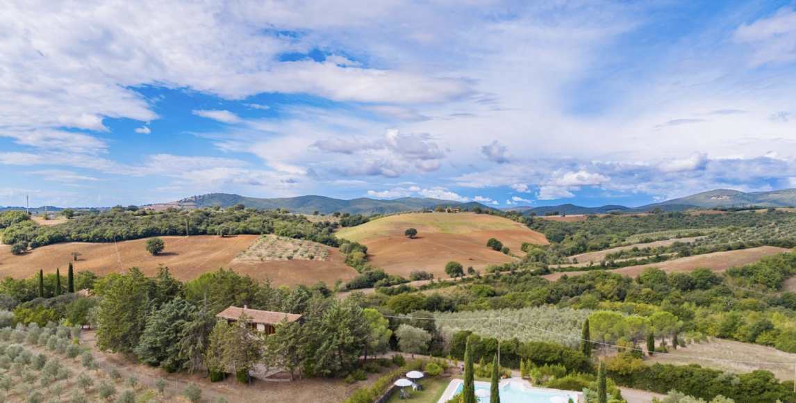 Toskánský kamenný statek s olivovým hájem a panoramatickým výhledem