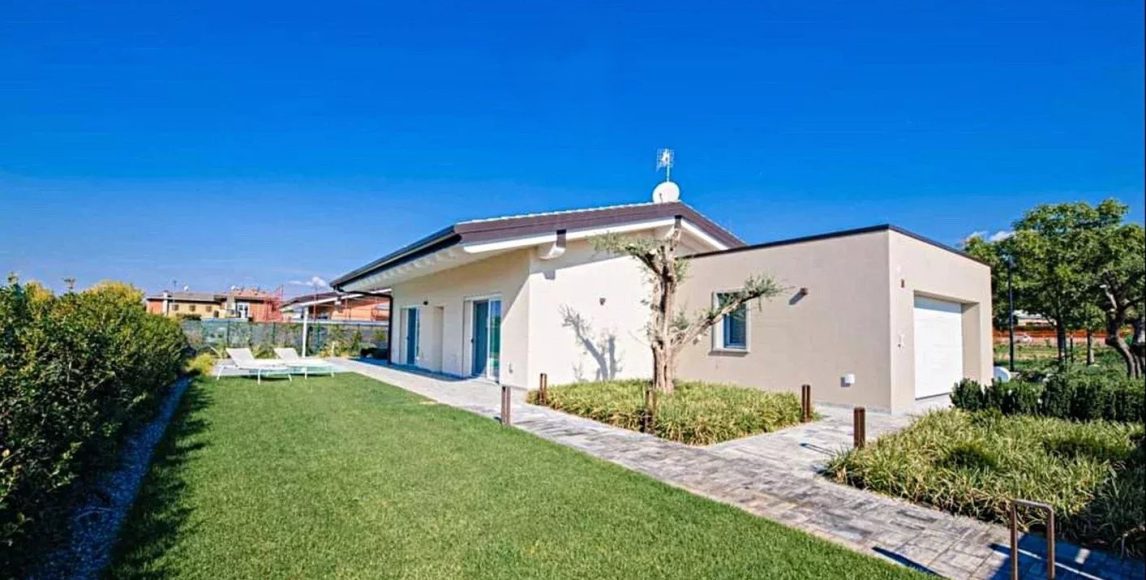 Elegantní vila s bazénem u jezera Garda v klidné části Manerba del Garda