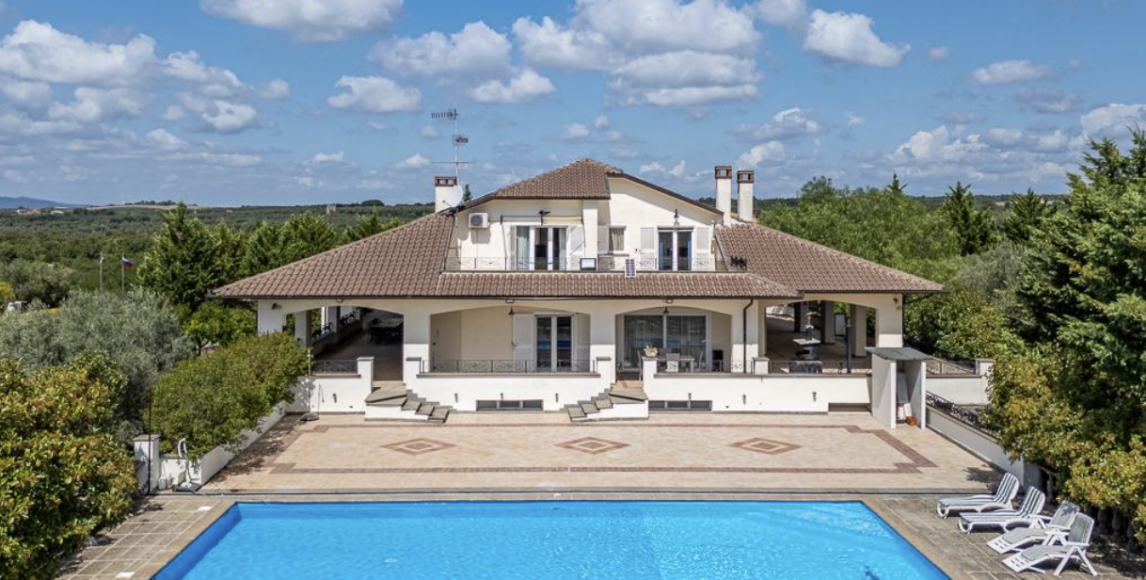 Luxusní vila v krásné oblasti Tuscie s bazénem a panoramatickými terasami