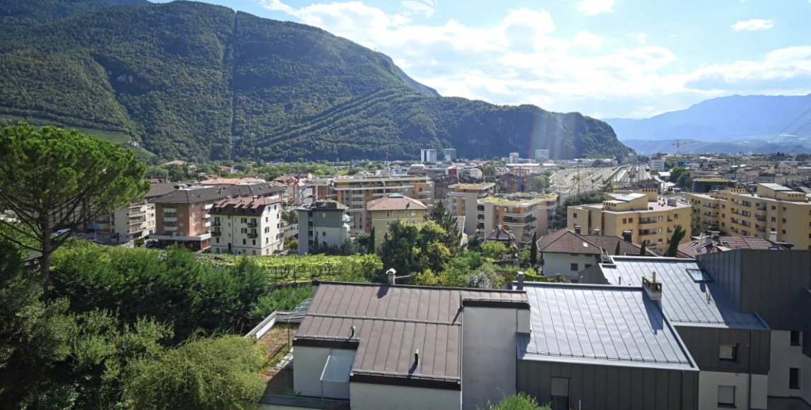 Světlý apartmán se soukromou zahradou a krásným výhledem na střechy Bolzana