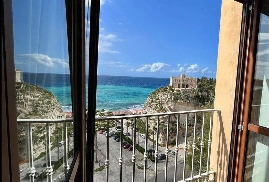 Unikátní apartmán vytesaný do skály v srdci Tropey s výhledem na moře