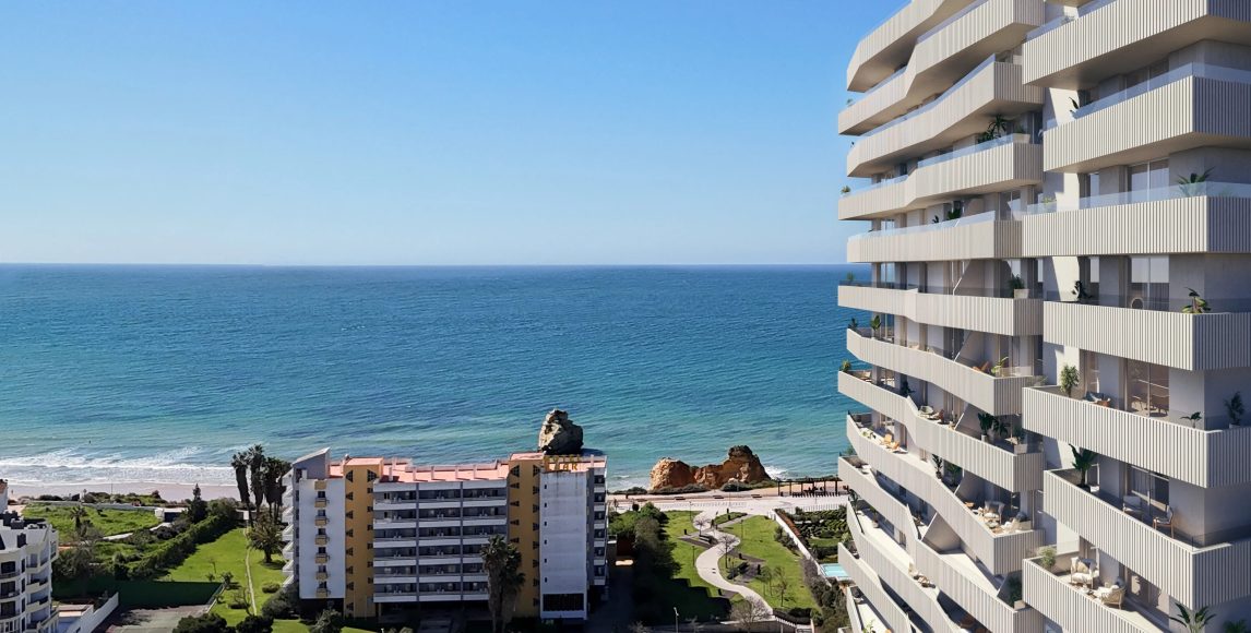 Moderní apartmány s bazénem jen 400 metrů od pláže a promenády