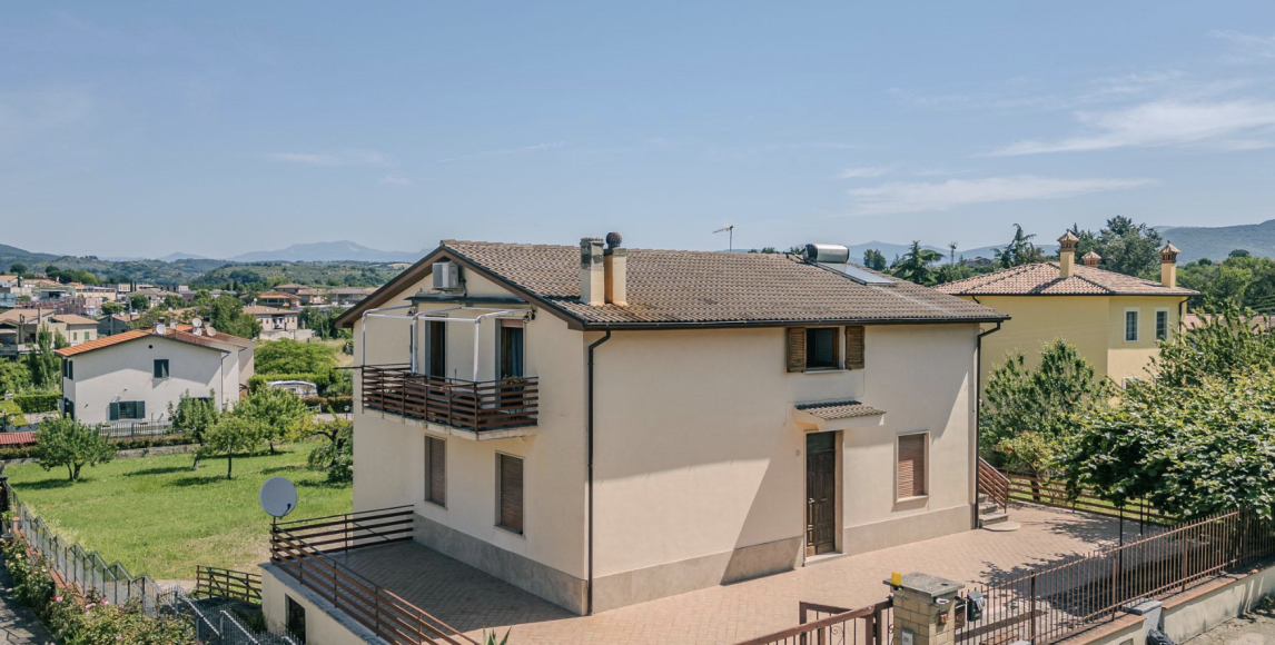 Prostorná vila s investičním potenciálem a velkorysým pozemkem nedaleko Říma