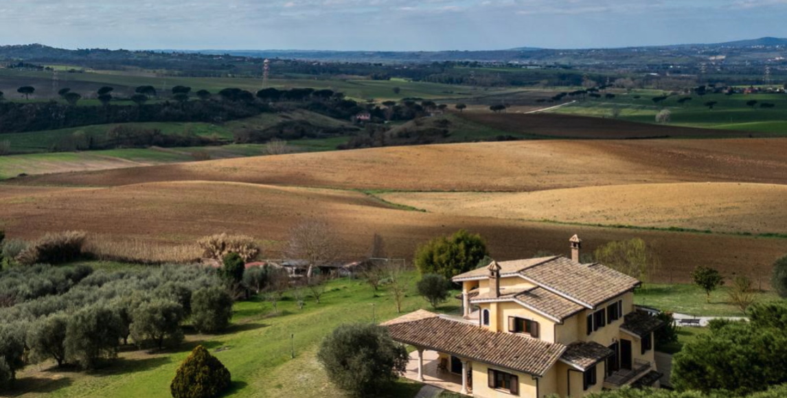 Výjimečné venkovské sídlo s historickou věží a výhledy do krajiny Sabiny