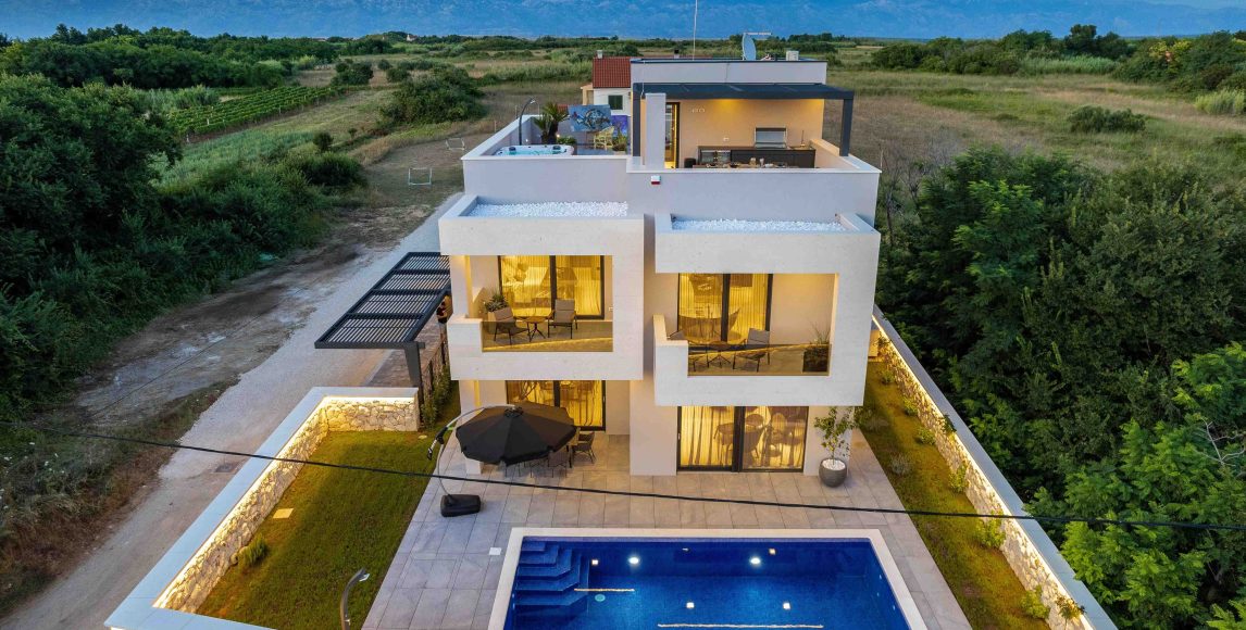Luxusní vila s bazénem a střešní terasou u Zadaru